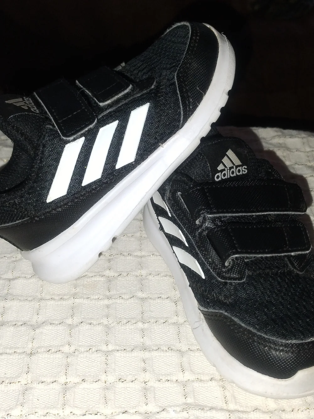 adidas AltaRun Size 6 Black + White Sneakers
